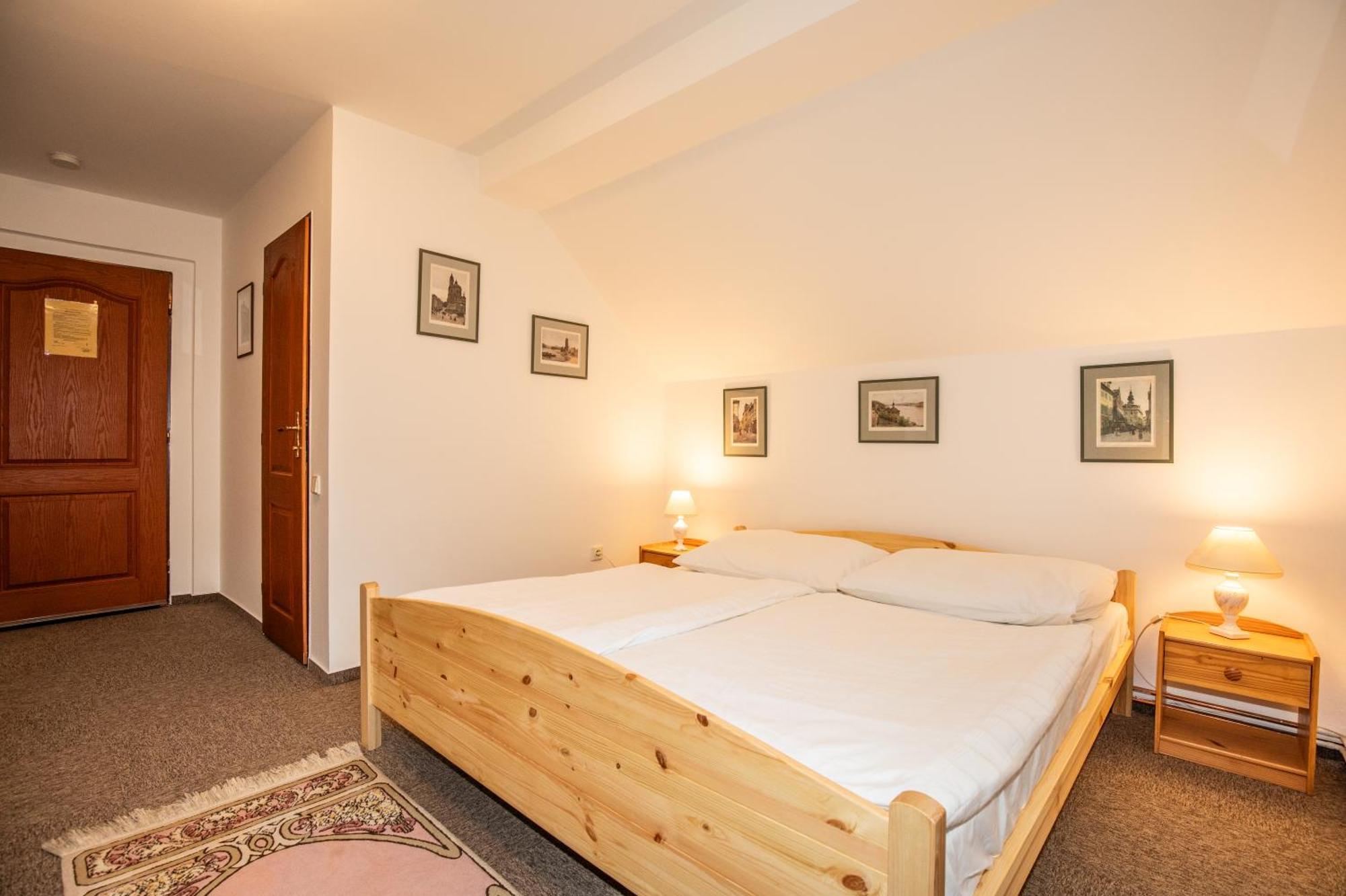 Resort U Jelena Křivoklát Rom bilde